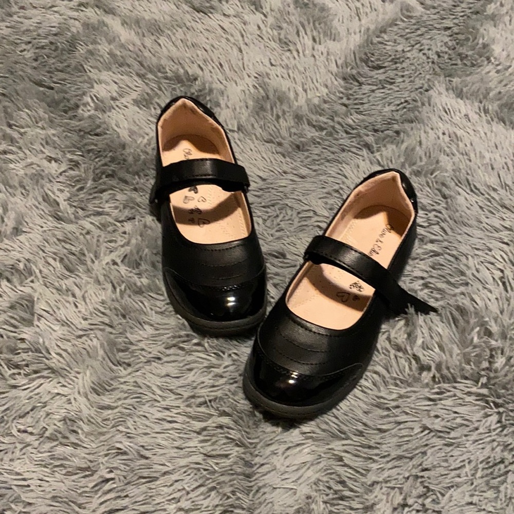 Black dress shoes girl size 4. Looks new!!